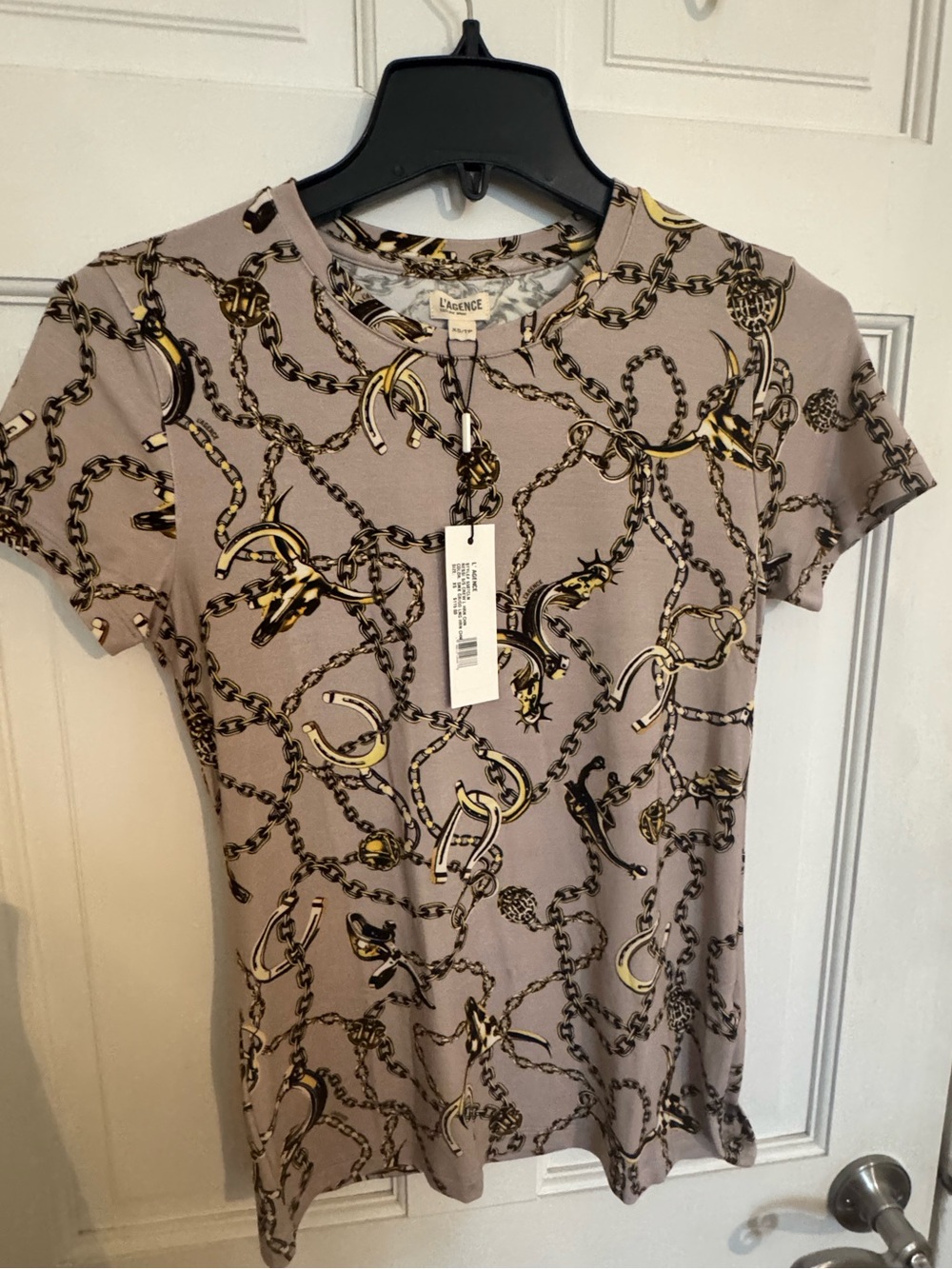 L'AGENCE taupe S/S crew T-Shirt  with Gold Chain Print